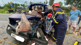 Cảnh sát giải cứu kịp thời tài xế xe tải mắc kẹt do va chạm xe container