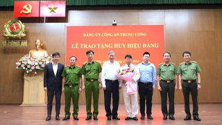 Chủ tịch nước dự Lễ trao Huy hiệu 45 năm tuổi Đảng tặng Thượng tướng Bùi Văn Nam