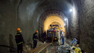 Huy động thiết bị hiện đại nỗ lực thông hầm đường sắt Chí Thạnh vào ngày 30/5