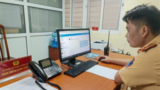 Người dân báo tin qua Zalo, hàng trăm vi phạm bị CSGT Hà Nội xử phạt
