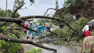 Mưa lớn, lốc xoáy làm một học sinh bị thương, hàng chục căn nhà bị ngập sâu