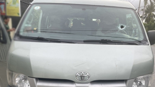 Tạm giữ đối tượng ném đá xe Quân sự, chém cán bộ Công an