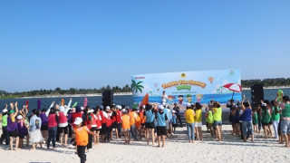 Tặng quà 150 học sinh tiêu biểu tại “Trại hè yêu thương”