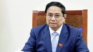 Thủ tướng Phạm Minh Chính điện đàm với Thủ tướng Singapore Lawrence Wong