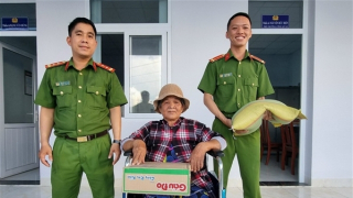Đại úy Công an xã vận động hỗ trợ hai xe lăn cho người dân
