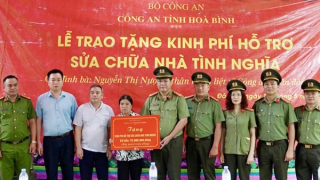 Công an Hoà Bình trao tặng kinh phí sửa chữa nhà cho gia đình liệt sĩ