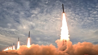 Triều Tiên công bố loạt ảnh diễn tập phóng tên lửa đa nòng siêu lớn