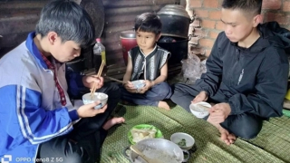 Ba anh em nghèo khó, neo đơn được Công an tặng nhà tình thương