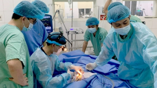 Bác sĩ tranh thủ từng giây cứu sống cháu bé mắc bệnh tim hiếm gặp