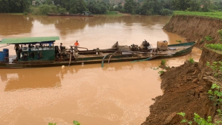 Bắt tạm giam 3 cán bộ xã làm ngơ cho “cát tặc” trên sông La Ngà