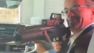 Đại sứ Anh tại Mexico mất chức vì chĩa súng trường vào nhân viên