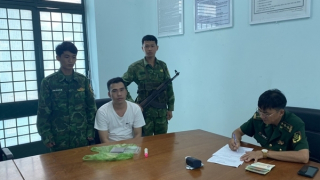 Bắt kẻ nhập cảnh trái phép giấu ma túy trong túi quần