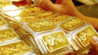 Bốn ngân hàng bán vàng cho dân, giá vàng SJC có về sát giá vàng thế giới?