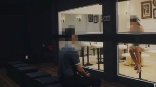 Quán cà phê “hẹn hò” dùng gương một chiều bất thường ở TP Hồ Chí Minh