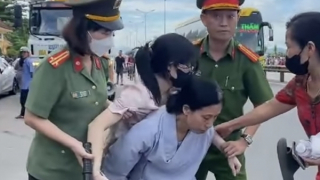 Một cô gái bị sốc nhiệt khi đi theo ông Thích Minh Tuệ, bác sĩ cảnh báo "nóng"