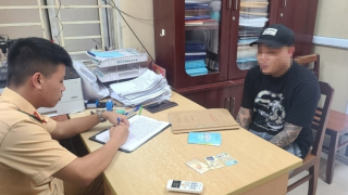 Xử phạt lái xe chở 4 người ngồi trong khoang để hành lý