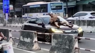 Làm rõ clip người đàn ông nước ngoài hò hét, nhảy lên nắp capo “diễn xiếc”