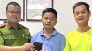 Trao trả tài sản cho người dân bị đánh rơi tại phường Giảng Võ
