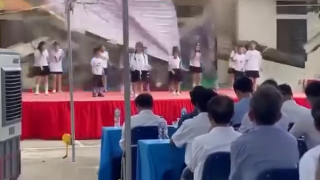 Sập mái hiên nhà văn hóa, nhiều trẻ bị thương