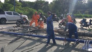 Xe đầu kéo giật sập cột điện đè 2 mẹ con đi xe máy bị thương