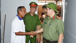 Kiểm tra tiến độ xây dựng 1300 căn nhà do Bộ Công an vận động tặng người nghèo ở Trà Vinh