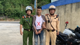 Bắt giữ đối tượng vận chuyển trái phép gần 0,5 kg ma tuý đá