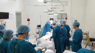 Điều tra vụ một người nước ngoài bị đâm tử vong trên đường