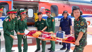 Đưa bệnh nhân bị chấn thương nặng, đứt rời 1/3 cánh tay phải về đất liền an toàn