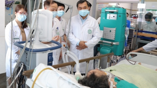 Hai vợ chồng trong vụ cháy nhà trọ ở Trung Kính xuất viện, cụ bà 85 tuổi tiên lượng rất nặng