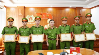 Khen thưởng lực lượng triệt phá băng trộm thiết bị điện, gây thiệt hại trên 20 tỉ đồng