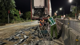 Cán bộ chiến sĩ Công an tham gia dọn vết dầu loang sau vụ tai nạn giao thông