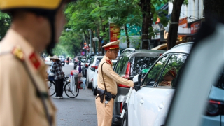 Xử phạt ô tô dừng đỗ, lấn chiếm điểm chờ xe buýt khu vực Hoàn Kiếm