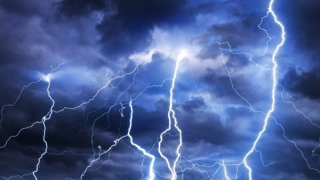 Một phụ nữ ở Hà Nội bị sét đánh nguy kịch