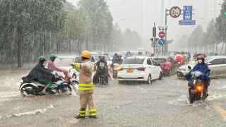 Hà Nội mưa như trút nước, nhiều đường phố ngập sâu