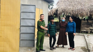 Công an xã đến nhà đón học sinh ngủ quên đưa tới điểm thi