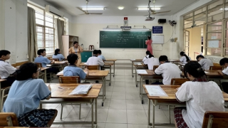 Phát hiện thí sinh đem điện thoại vào phòng thi