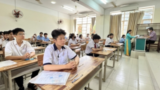 Có 2 thí sinh để điện thoại trong... váy tại kỳ thi vào lớp 10