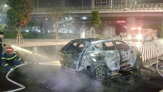 Madaz CX5 đâm vào dải phân cách cháy rụi trong đêm