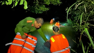 Công an giăng dây, giải cứu 5 người chới với giữa sông Đồng Nai