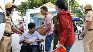 CSGT hỗ trợ thí sinh gặp sự cố kịp giờ dự tuyển sinh vào lớp 10