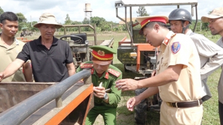 Dán phản quang cho máy cày phòng ngừa tai nạn ở vùng nông thôn