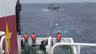 Lai dắt tàu cá hư hỏng cùng 7 ngư dân từ vùng biển Trường Sa về Cam Ranh