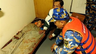 Cứu nạn ngư dân đột quỵ não trên tàu cá neo đậu ở đảo Thuyền Chài