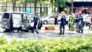 Cháy xe đang chở hàng, tài xế bung cửa thoát nạn