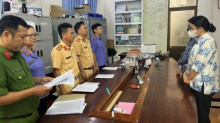 Cái kết đắng cho đôi nam nữ lái xế hộp tông nhau giữa đường