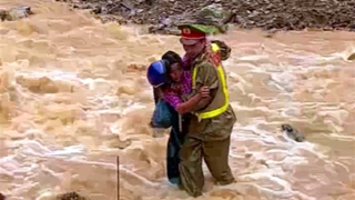 Thượng úy Công an dũng cảm lao xuống dòng lũ dữ cứu dân