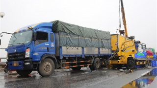 Hai xe tải tông nhau trên cầu Thanh Trì, Vành đai 3 ùn tắc kéo dài