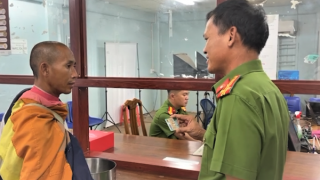 Ông Lê Anh Tú (Thích Minh Tuệ) cảm ơn Công an Gia Lai khi nhận căn cước công dân