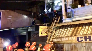 Nhờ lối thoát hiểm thứ hai, 5 người trong căn nhà được cứu khỏi đám cháy