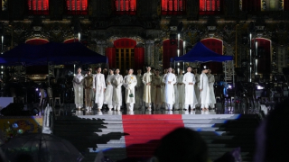 Người dân xứ Huế đội mưa xem “Đối thoại Trịnh Công Sơn”